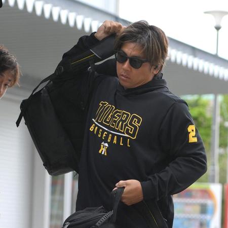 　球場入りする梅野（撮影・伊藤笙子）