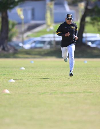　別メニューでダッシュをする梅野（撮影・伊藤笙子）