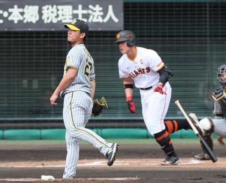 　１回、岡本和に先制適時打を打たれる伊藤将（撮影・立川洋一郎）