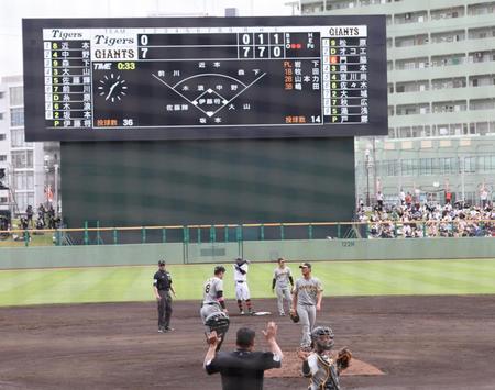 　１回、連打を浴び一挙７点を奪われる先発の伊藤将（撮影・田中太一）