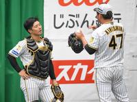 　ブルペンでボールを受けた桐敷（右）と会話する坂本（撮影・伊藤笙子）