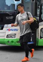 　球場入りする坂本（撮影・伊藤笙子）