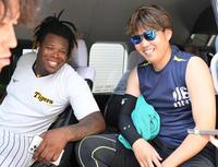 　笑顔で球場を引き上げるミエセス（左）と西勇＝２２日