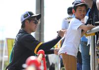 　練習を終え、ファンにサインをする梅野（左）＝撮影・伊藤笙子