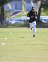 　別メニューでダッシュをする梅野（撮影・伊藤笙子）