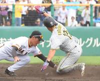 　９回、福島は二塁盗塁に成功する（撮影・佐藤厚）