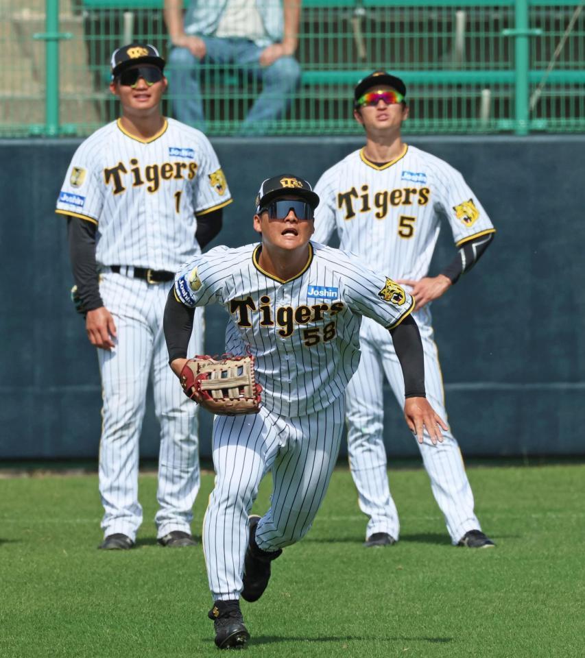 　ノックの打球を追う前川（撮影・立川洋一郎）