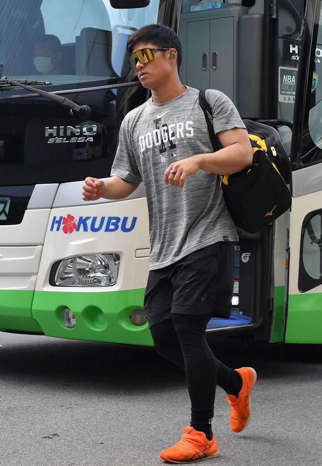 　球場入りする坂本（撮影・伊藤笙子）