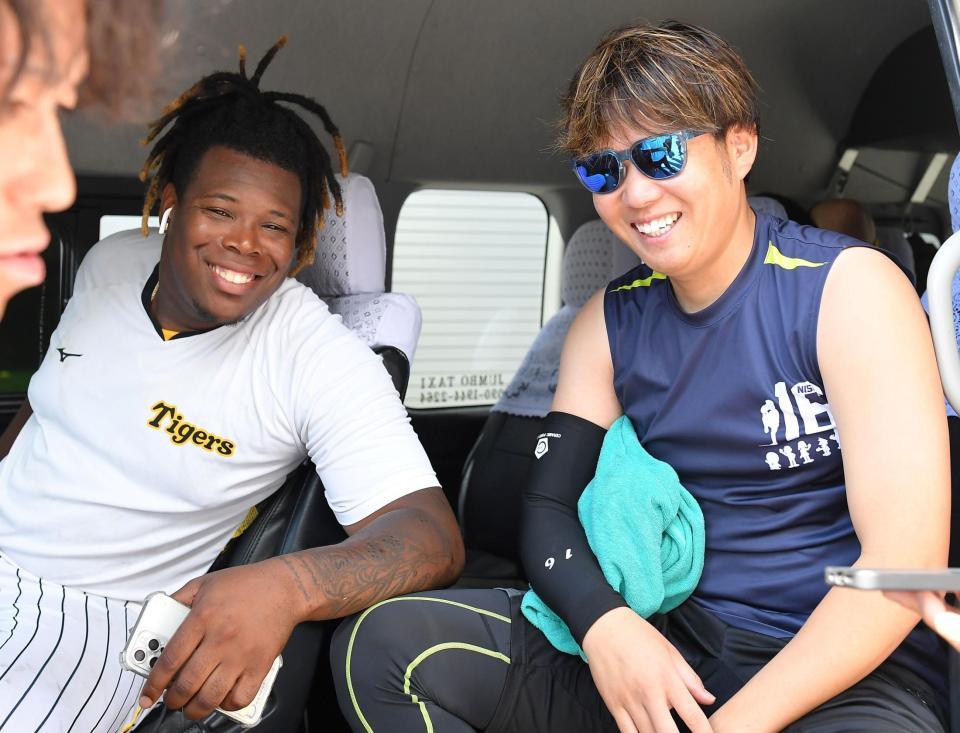 　笑顔で球場を引き上げるミエセス（左）と西勇＝２２日