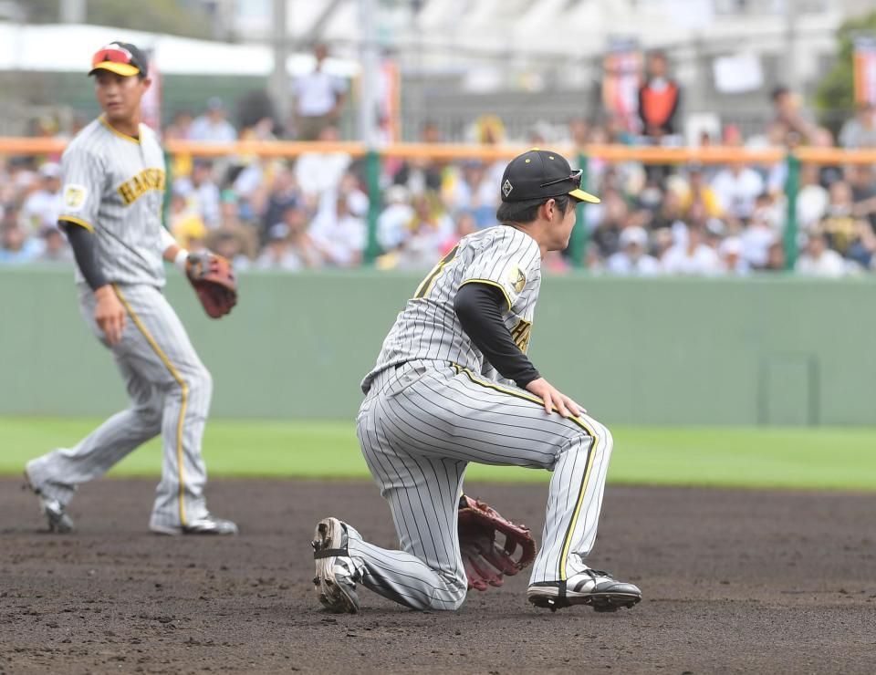 　１回、吉川の二塁ゴロを中野（右）がトンネル。タイムリーエラーとなる（撮影・佐藤厚）
