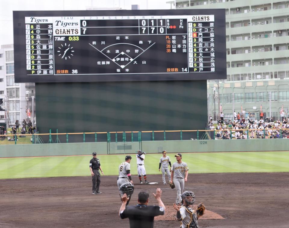 　１回、連打を浴び一挙７点を奪われる先発の伊藤将（撮影・田中太一）