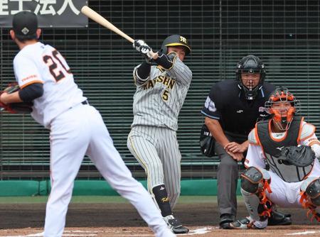 　１回、戸郷（手前）から左前打を放つ近本