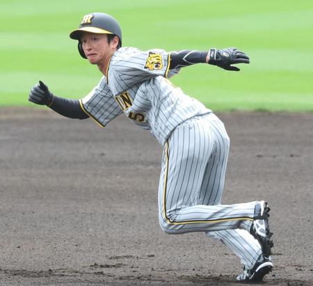 　１回、安打で出塁した近本はスタートを切る（撮影・田中太一）