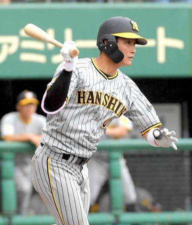 　６回、右翼へ二塁打を放つ木浪（撮影・佐藤厚）