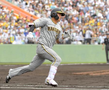 　６回、木浪は右翼へ二塁打を放つ（撮影・佐藤厚）