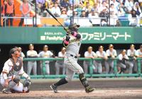 　３回、佐藤輝は右中間にオープン戦第１号２ランを放つ（撮影・佐藤厚）