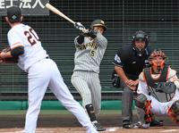 　１回、戸郷（手前）から左前打を放つ近本