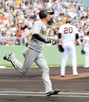 　１回、近本は戸郷（右）から左前安打を放つ（撮影・佐藤厚）