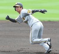 　１回、安打で出塁した近本はスタートを切る（撮影・田中太一）