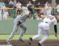 　９回、二盗を決める福島（撮影・田中太一）