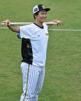 　練習で笑顔を見せる湯浅