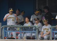 　（手前左から）小野寺、前川、井上など若手を起用したものの１安打完封負けに終わり、すぐに引き揚げる岡田監督（奥中央）＝撮影・伊藤笙子