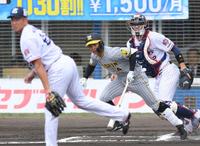 　６回、宮川（手前）からこの日チーム唯一の安打となる中前打を放つ熊谷（撮影・伊藤笙子）