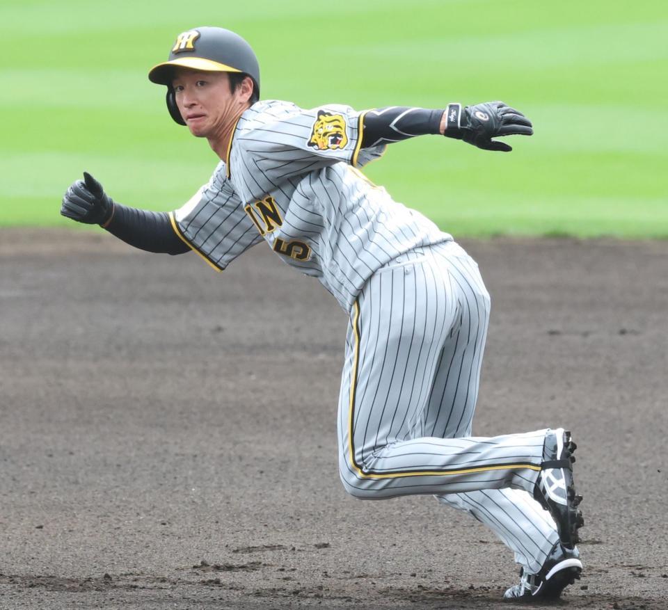 　１回、安打で出塁した近本はスタートを切る（撮影・田中太一）