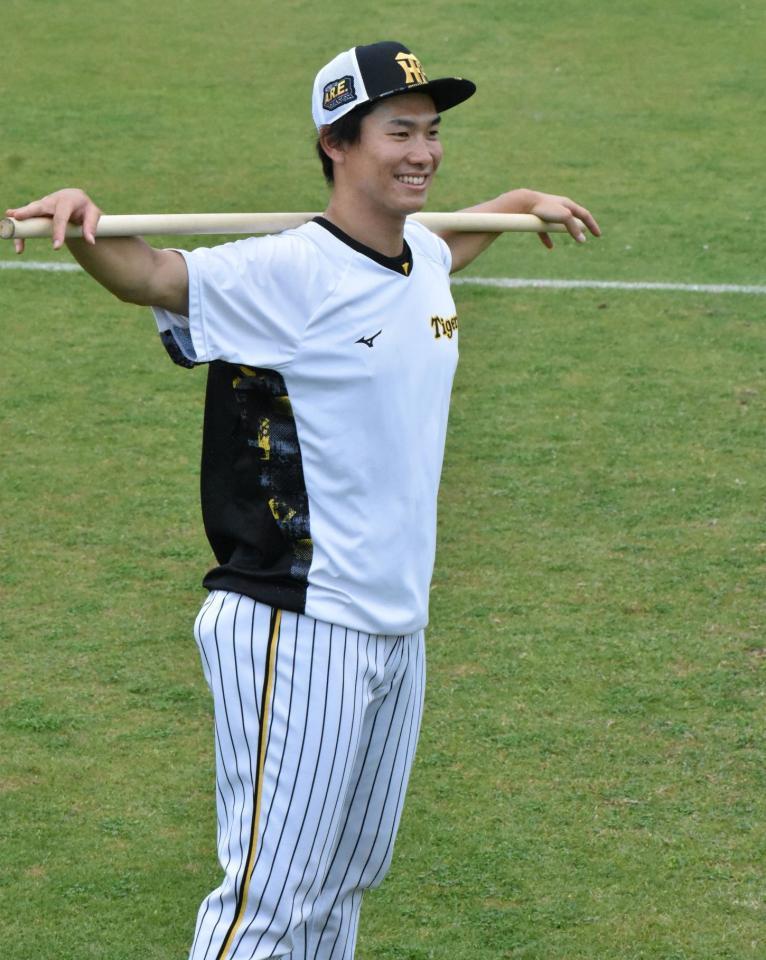 　練習で笑顔を見せる湯浅