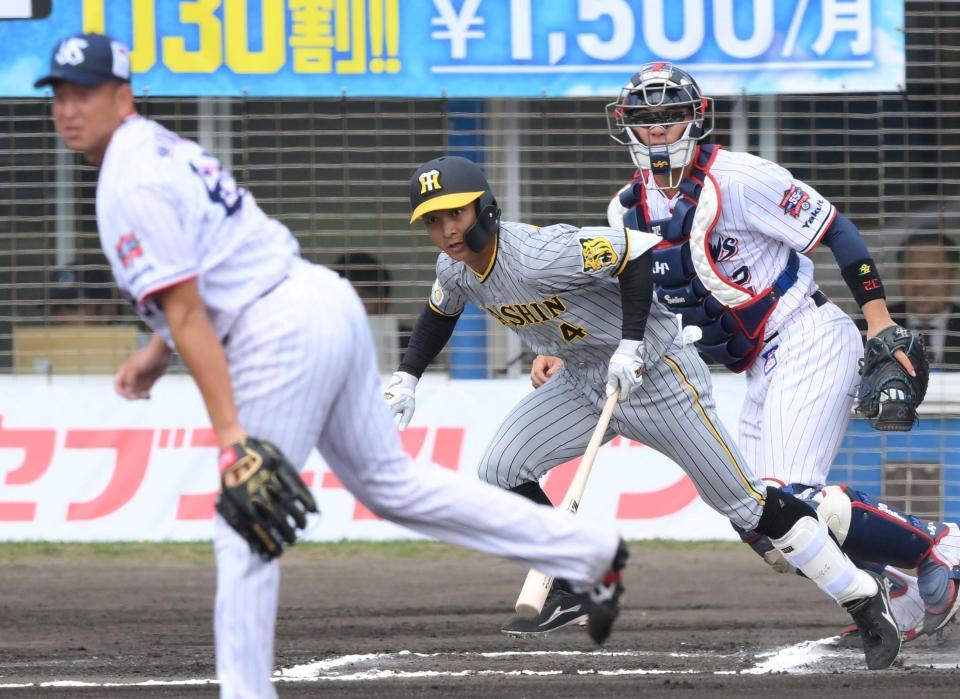 　６回、宮川（手前）からこの日チーム唯一の安打となる中前打を放つ熊谷（撮影・伊藤笙子）