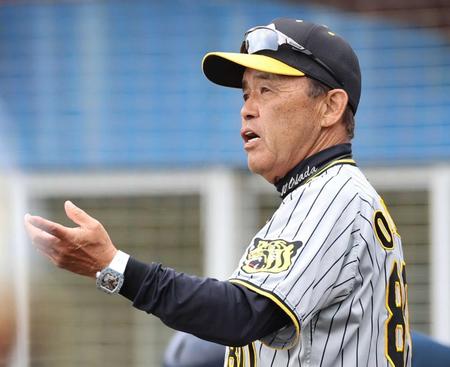 　５回、選手交代を告げる岡田監督