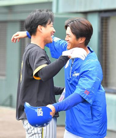 　再会を抱き合って喜ぶ木浪（左）と板山（撮影・持木克友）