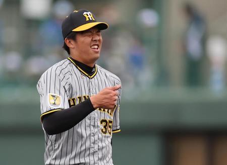 　３回、逆転を許した才木は顔をしかめながらベンチへ戻る（撮影・田中太一）