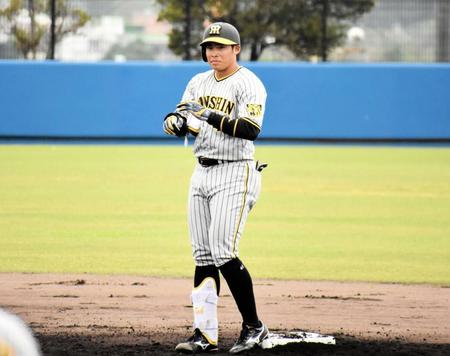 　プロ初の外野出場で適時二塁打を放った遠藤