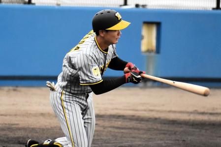 　６回、２死二塁から中前適時打を放った山田（中央）