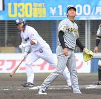 　２回、中村（奥）を中飛に打ち取った村上（撮影・伊藤笙子）