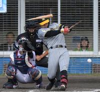 　５回、バットを折られ三ゴロに倒れた野口（撮影・伊藤笙子）