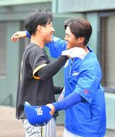 　再会を抱き合って喜ぶ木浪（左）と板山（撮影・持木克友）