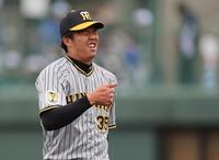 　３回、逆転を許した才木は顔をしかめながらベンチへ戻る（撮影・田中太一）