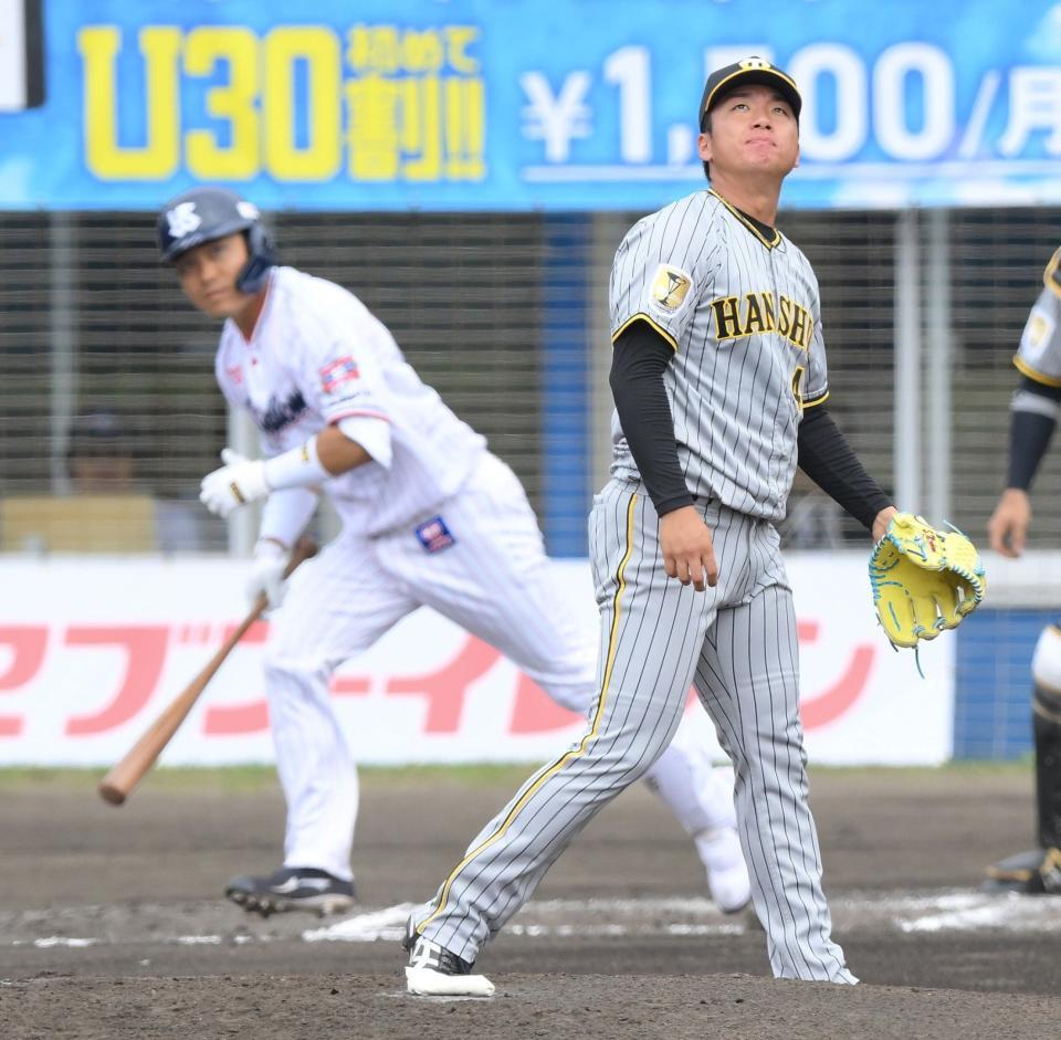 　２回、中村（奥）を中飛に打ち取った村上（撮影・伊藤笙子）