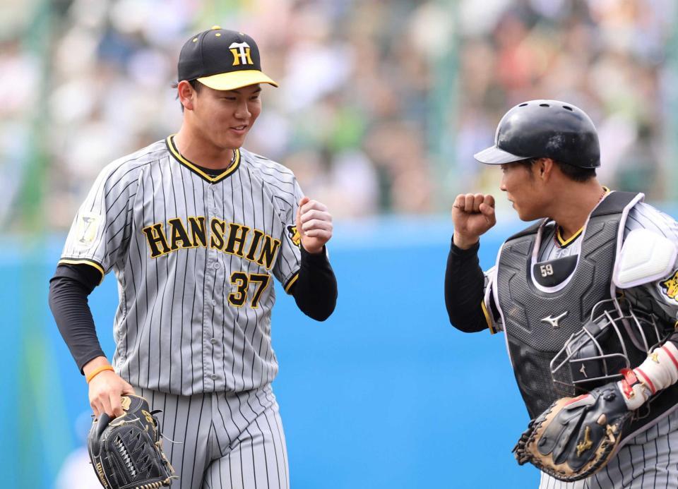 　６回のヤクルト打線を無失点に抑えた及川は藤田に迎えられる