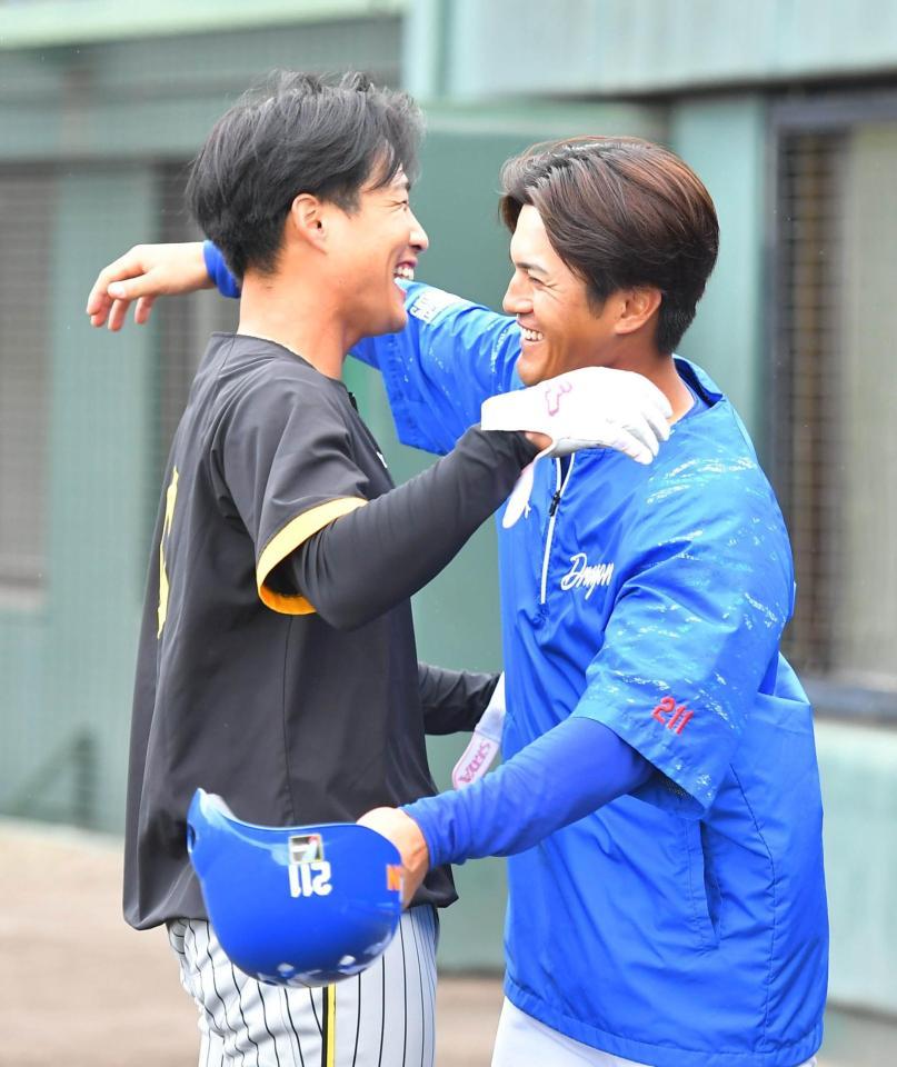 　再会を抱き合って喜ぶ木浪（左）と板山（撮影・持木克友）