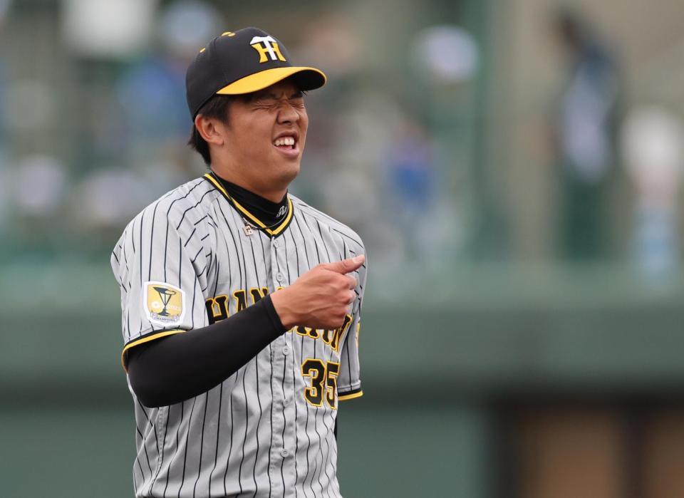 　３回、逆転を許した才木は顔をしかめながらベンチへ戻る（撮影・田中太一）