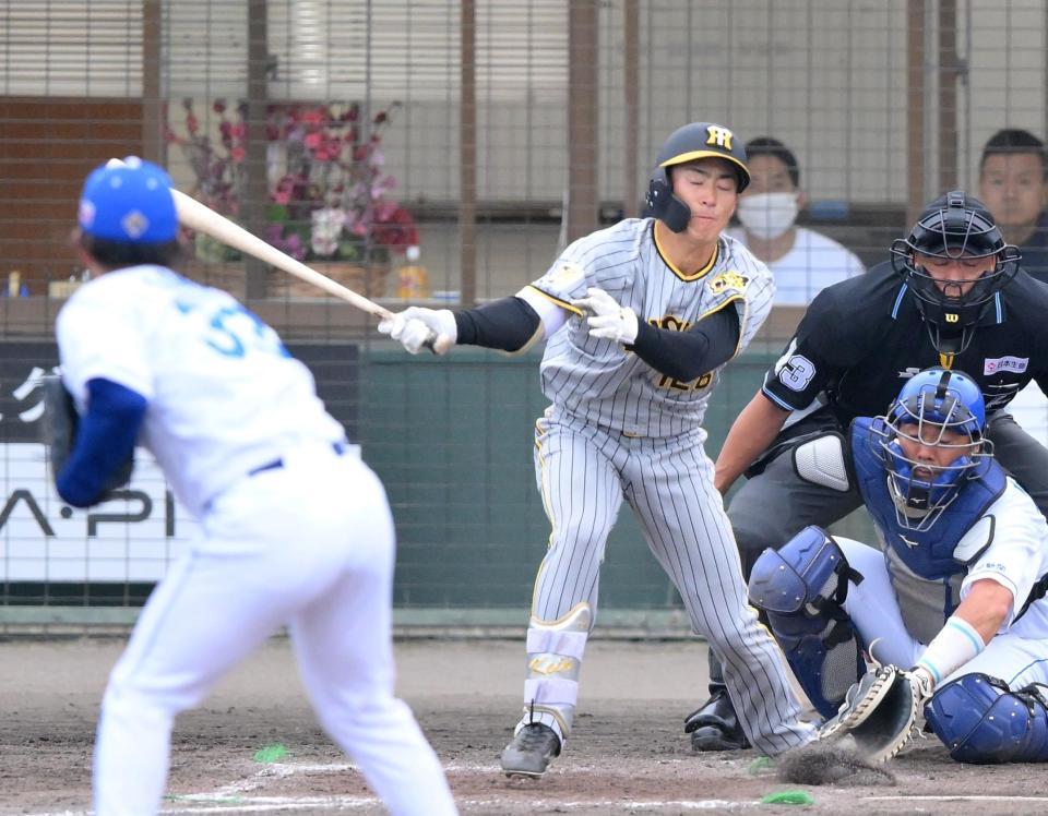 　５回、祖父江（手前）の前に空振り三振に倒れた福島（撮影・伊藤笙子）