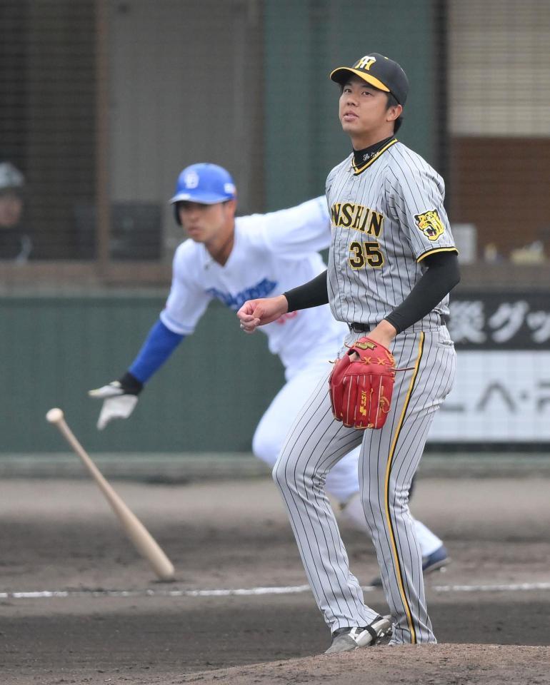 　３回、三好（奥）に同点適時打を浴びた才木（撮影・伊藤笙子）