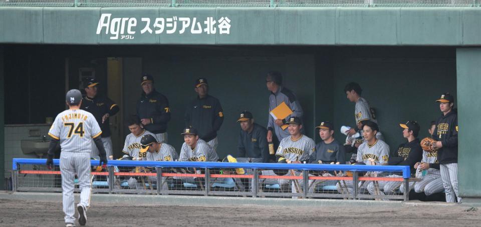 　中日に逆転負けを喫し、オープン戦３連敗となった阪神ナイン（撮影・伊藤笙子）