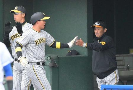 　２回、森下（左）を迎える岡田監督（撮影・伊藤笙子）