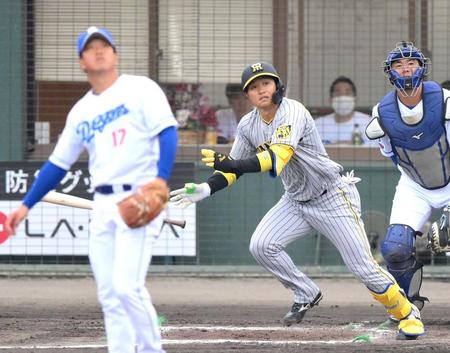 　２回、柳（手前）から二塁打を放つ森下（撮影・伊藤笙子）