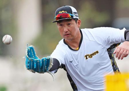 　グラブトスする岩崎（撮影・立川洋一郎）