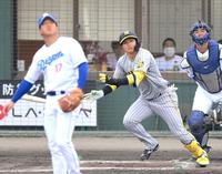 　２回、柳（手前）から二塁打を放つ森下（撮影・伊藤笙子）